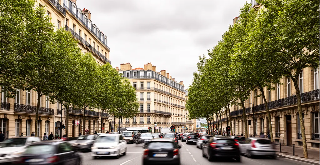 Boulevard lyonnais avec véhicules circulant et immeubles haussmanniens