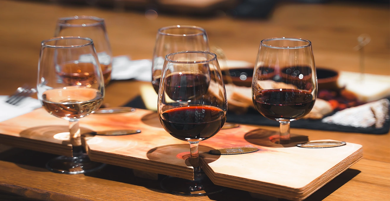 Des mains rangent des verres universels identiques dans un placard de cuisine compact.